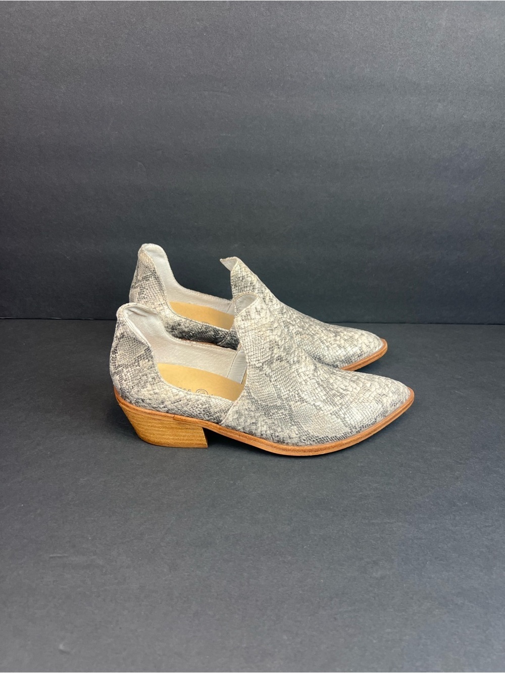 Chinese Laundry Snakeskin
Print Western Heeled Booties 8
Gray Silver Metallic